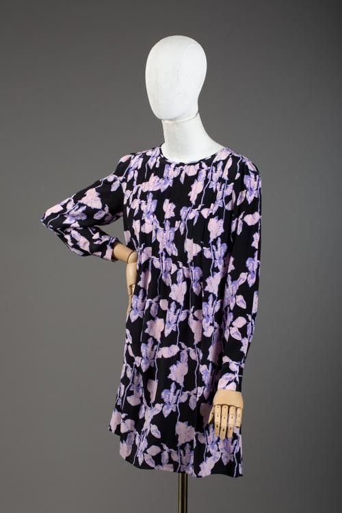 Null *尺寸XXS DVF - Diane Von Fürstenberg

套装包括。

-宽褶丝绸连衣裙，型号为 "DVF Joyce"，黑色背景上印有&hellip;