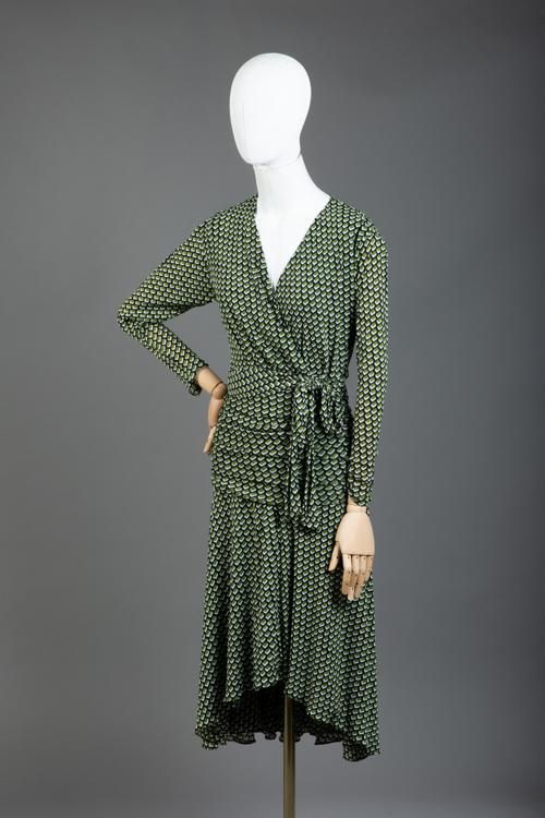Null *尺寸XS DVF - Diane Von Fürstenberg

套装包括。

-尼龙针织中长款裹裙，型号为 "DVF Rilynn"，黑色背景上&hellip;