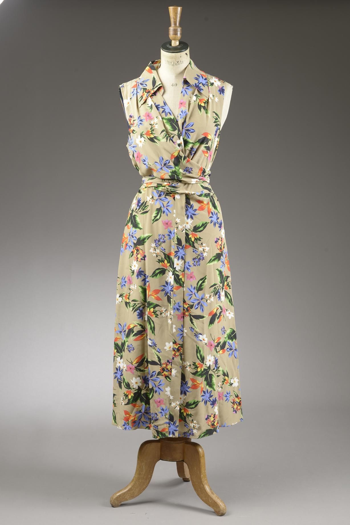 Null *尺寸XS DVF - Diane Von Fürstenberg

套装包括。

-丝绸中长款裹身连衣裙，型号为 "DVF Von Slvls"，在&hellip;