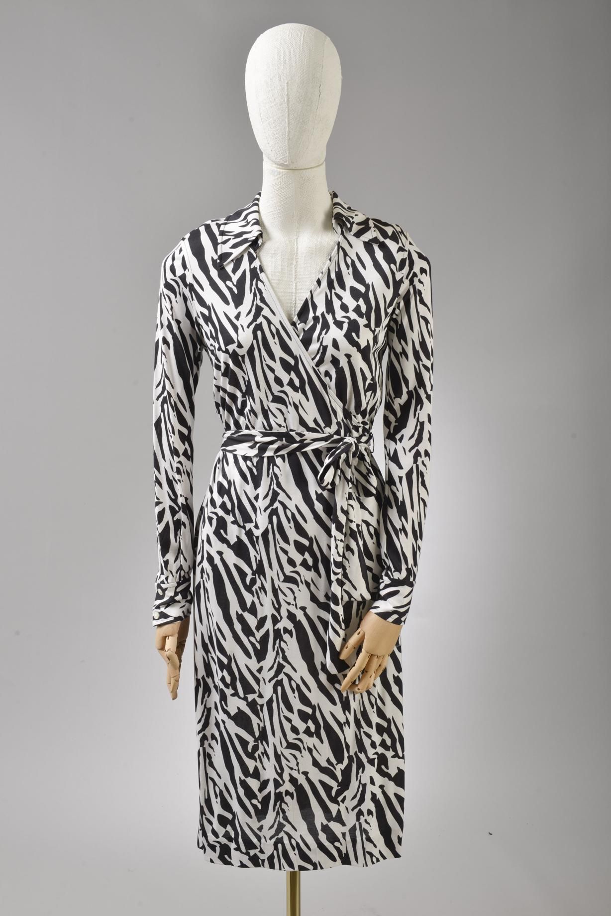 Null *Taille 0 DVF - Diane Von Fürstenberg

Ensemble comprenant:

-Robe effet po&hellip;