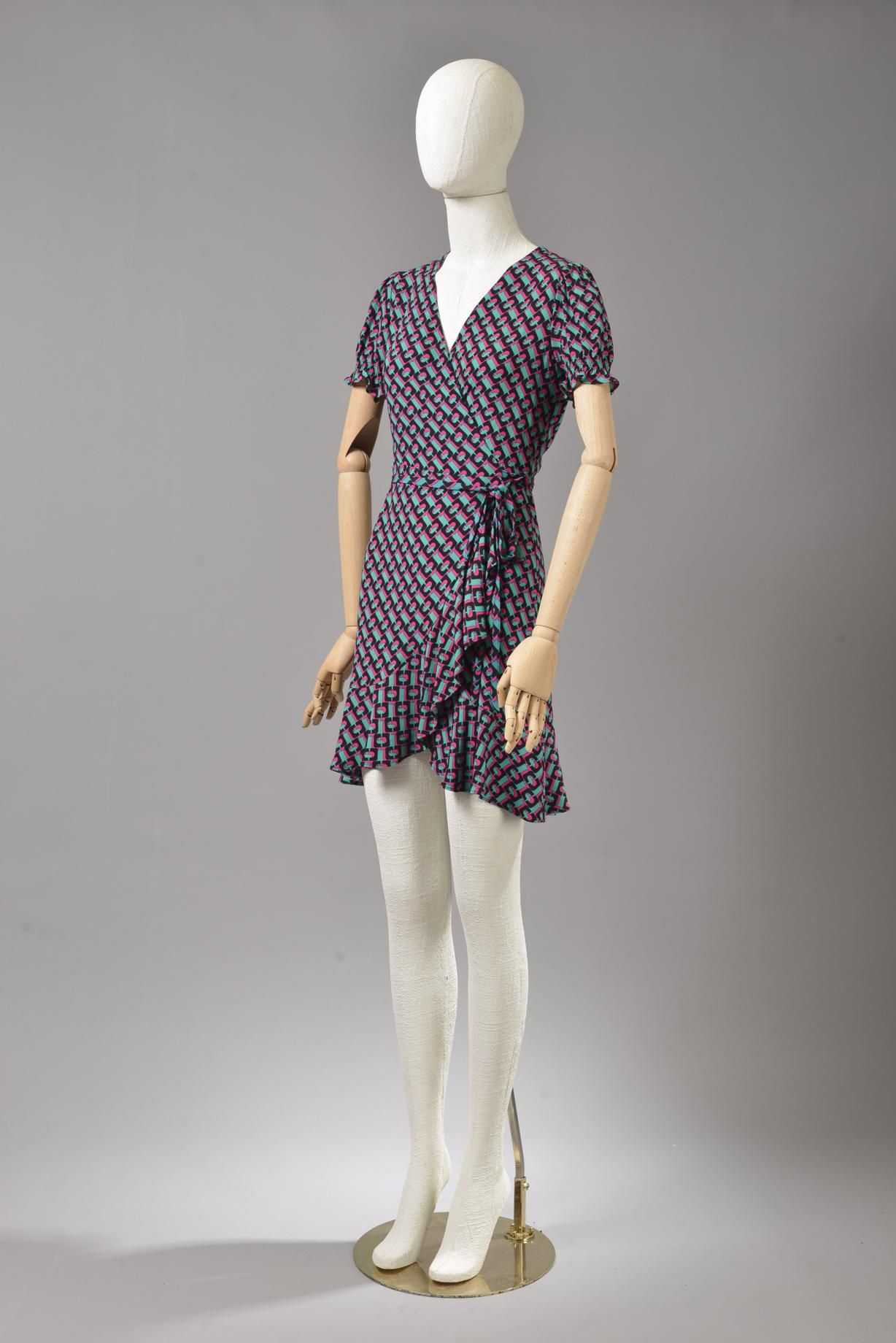 Null DVF - Diane Von Fürstenberg

套装包括。

-Viscose绉绸裹身裙，型号为 "DVF Emilia"，在绿松石背景上印&hellip;
