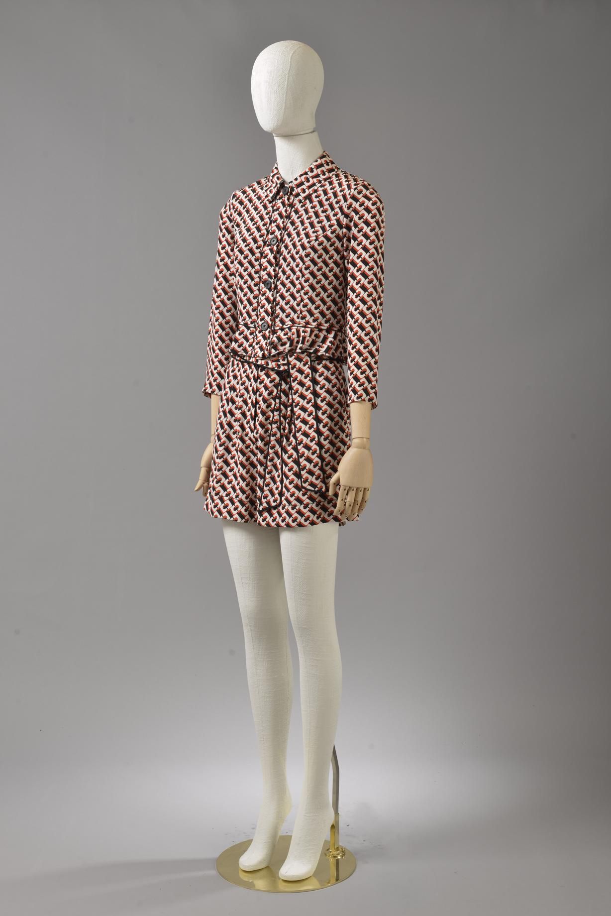 Null *尺寸L DVF - Diane Von Fürstenberg

套装包括。

-丝质绉绸衬衫，"DVF Tal"，黑色背景上有橙色和象牙色链接的 &hellip;