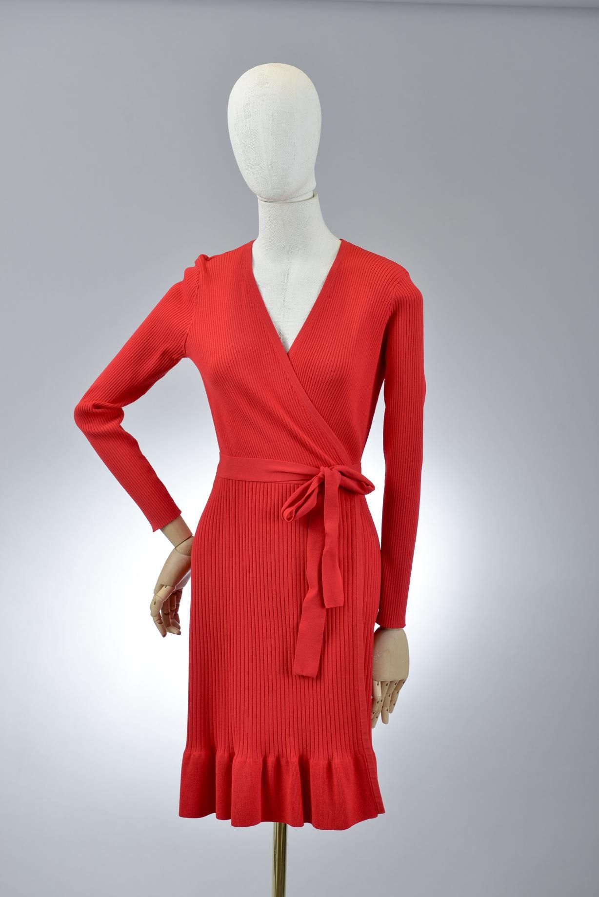 Null *Size XXS DVF - Diane Von Fürstenberg

Set including:

-Wrap dress mainly i&hellip;