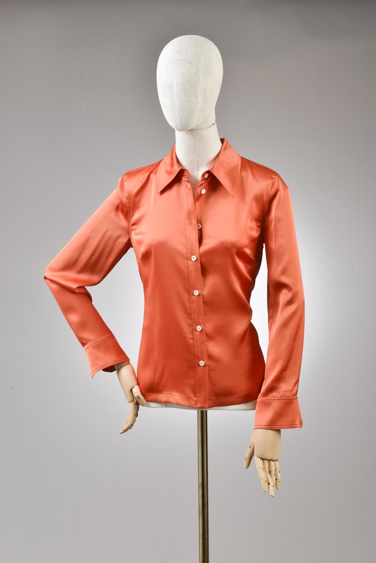 Null *尺寸0 DVF - Diane Von Fürstenberg

套装包括。

-三醋酸纤维缎面衬衫，型号 "DVF Samson"，纯橙色。尖领，&hellip;