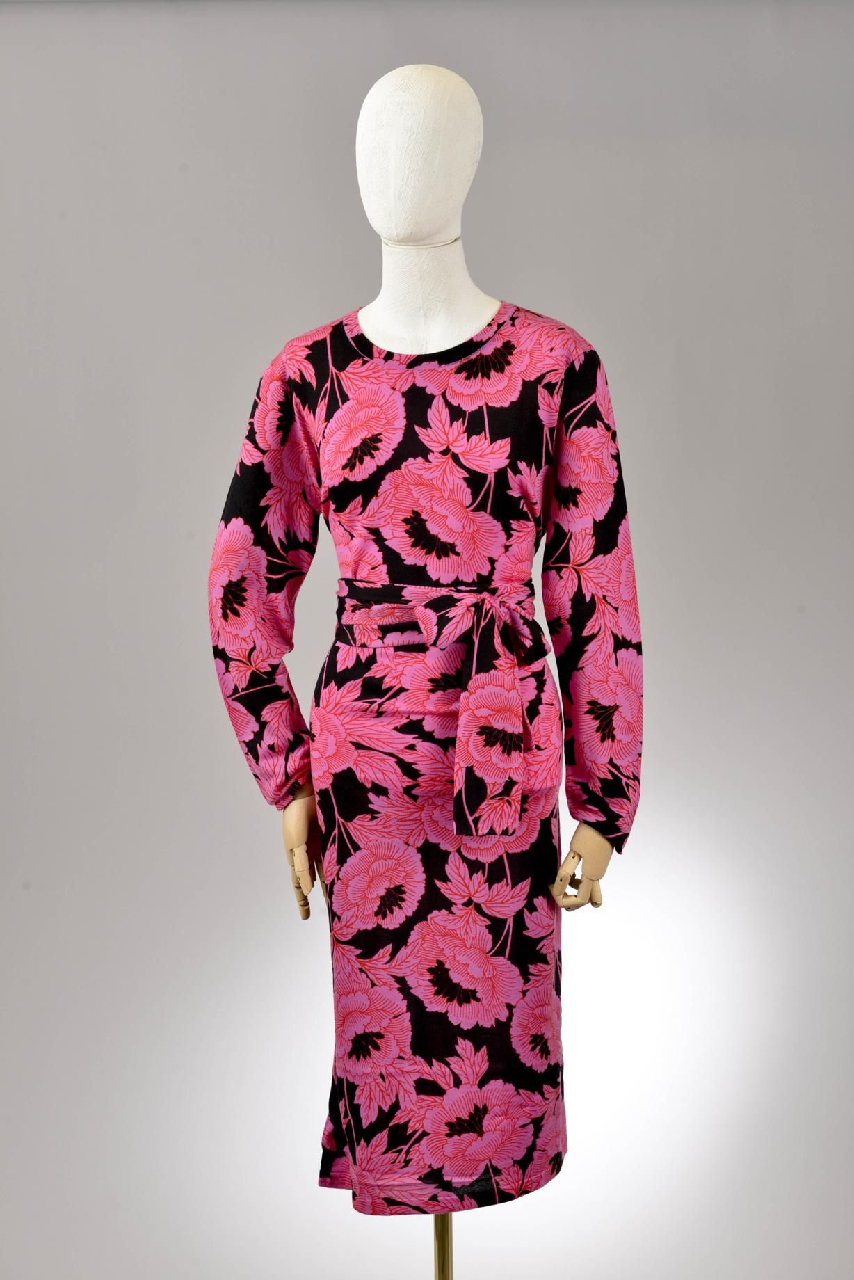 Null *尺寸XXS DVF - Diane Von Fürstenberg

套装包括。

-梅里诺羊毛中长裙，"DVF Gabel "型号，"黑色山茶花 &hellip;