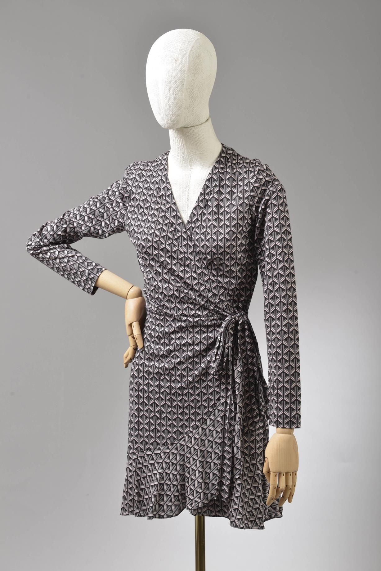 Null *尺寸L DVF - Diane Von Fürstenberg

套装包括。

-丝质针织包裹连衣裙，型号为 "DVF Elita"，印有黑色、棕色&hellip;