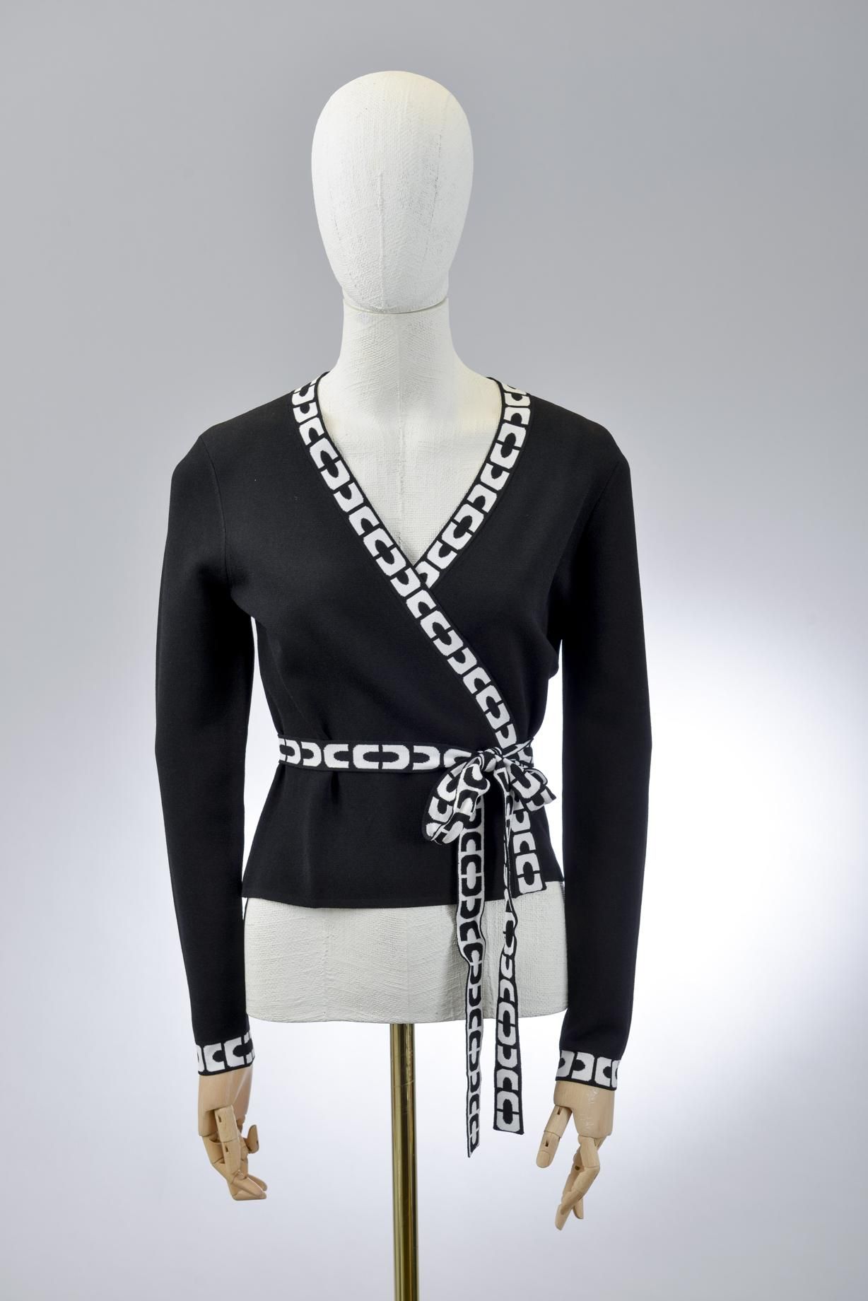 Null *尺寸XXS DVF - Diane Von Fürstenberg

套装包括。

粘胶针织环绕式罩衫，型号为 "DVF Kady"，黑色带白色链接&hellip;