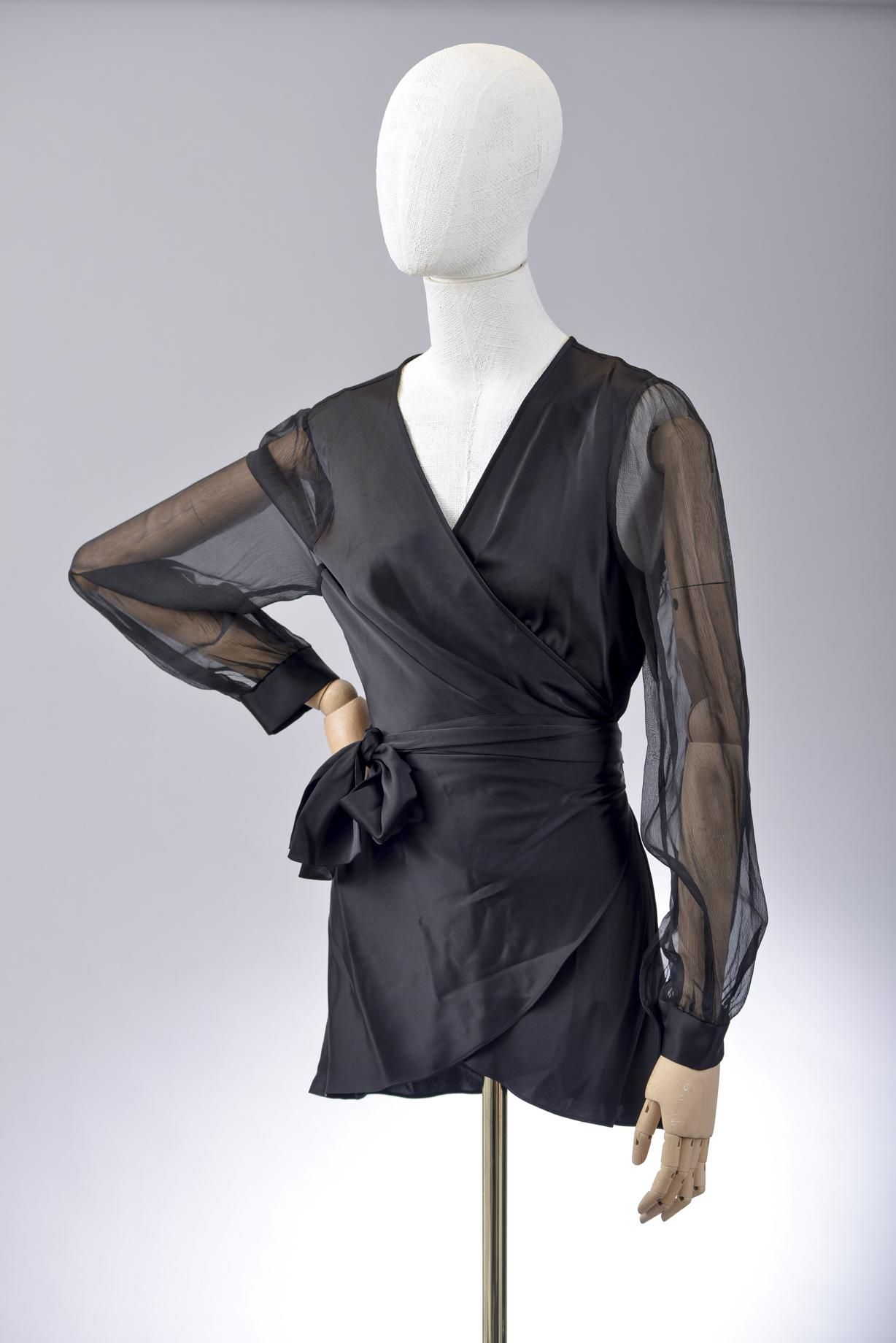 Null *尺寸L DVF - Diane Von Fürstenberg

套装包括。

-丝质雪纺和三醋酸纤维缎面罩衫，型号为 "DVF Klee"，为纯黑&hellip;