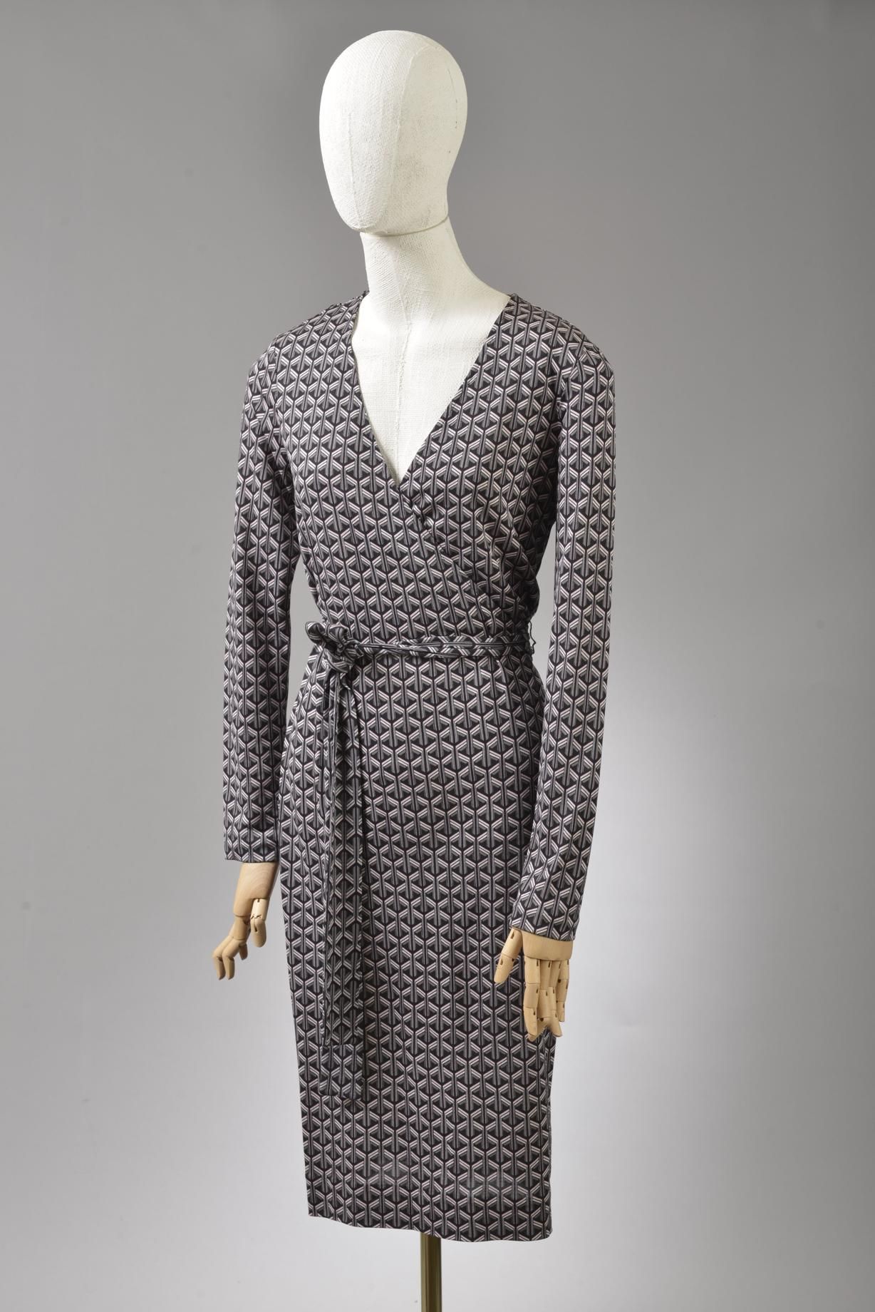 Null *尺寸6 DVF - Diane Von Fürstenberg

套装包括。

-丝质雪纺上衣，型号为 "DVF Minnie"，黑色背景上印有 "&hellip;