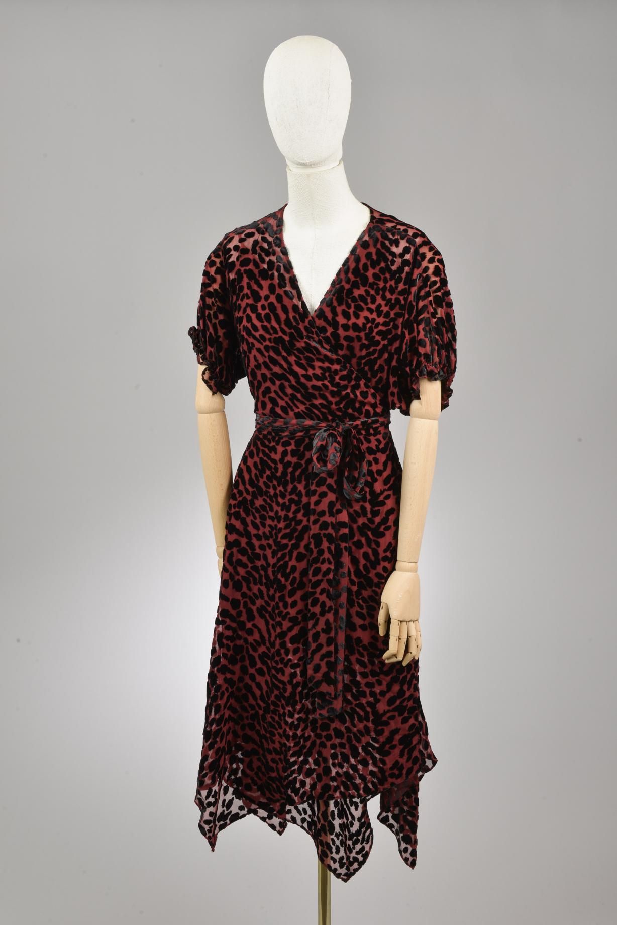Null *尺寸XS DVF - Diane Von Fürstenberg

套装包括。

-透明的丝绸和粘胶裹身裙，型号为 "DVF Katherine"，&hellip;