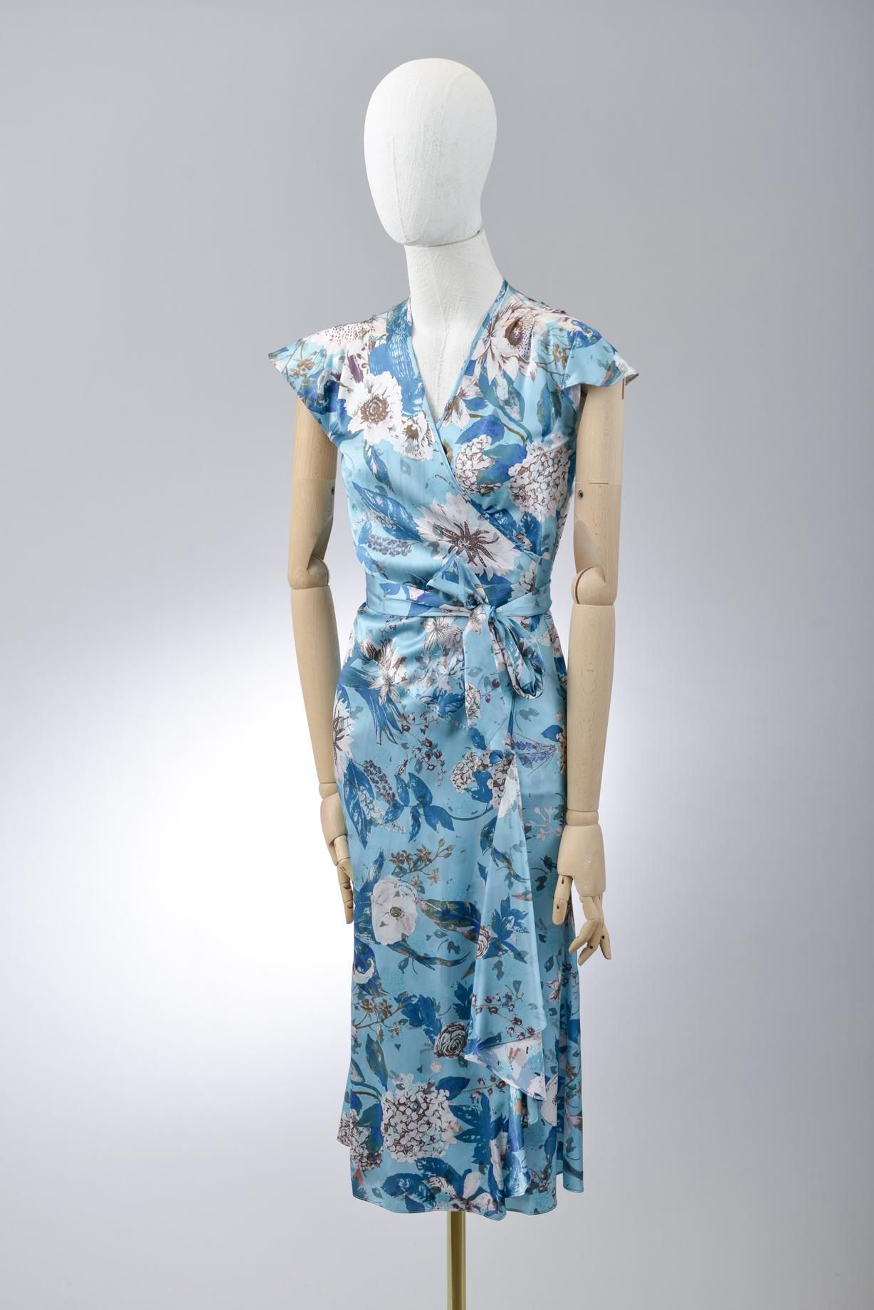 Null *尺寸XXS DVF - Diane Von Fürstenberg

套装包括。

-缎面丝绸裹身裙，型号为 "DVF Gwendolyn"，在浅蓝&hellip;