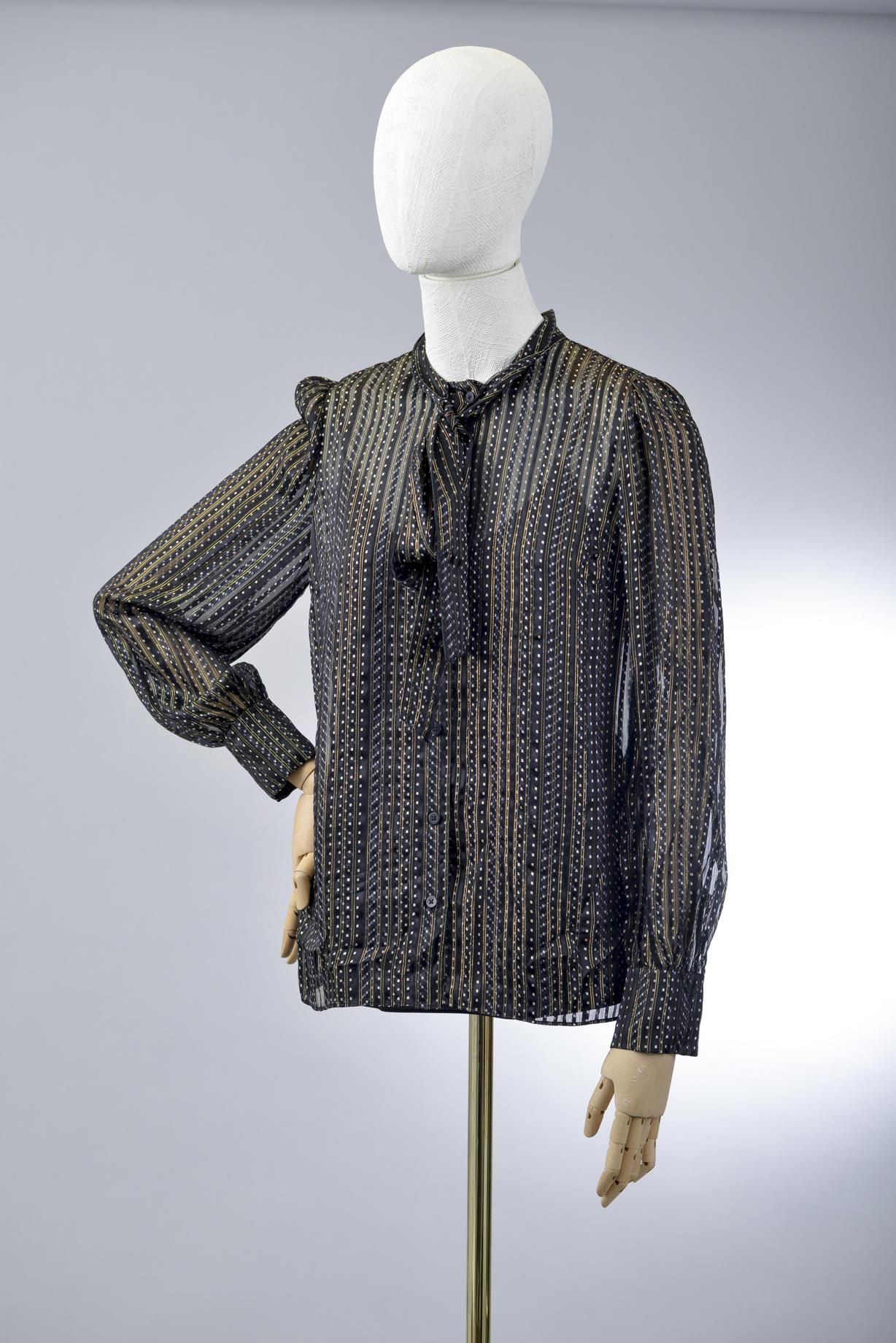 Null *尺寸S DVF - Diane Von Fürstenberg

套装包括。

-丝质雪纺上衣，型号为 "DVF Lanie"，缝制并印有金色和黑色&hellip;