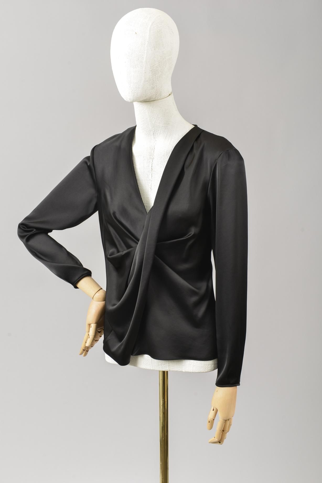 Null *尺寸L DVF - Diane Von Fürstenberg

套装包括。

-三醋酸纤维缎面的垂坠衬衫，型号为 "DVF Muriel"，纯黑色&hellip;