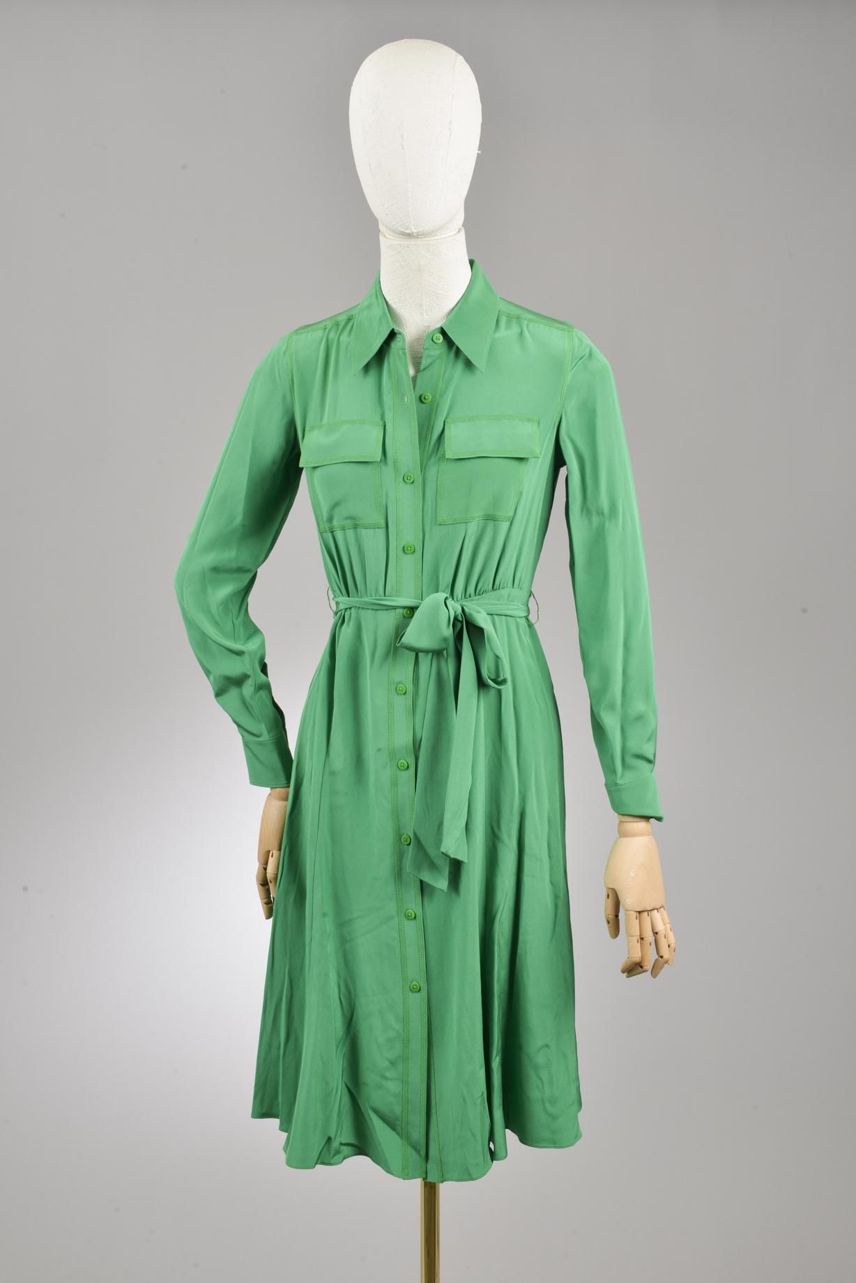 Null *Size L DVF - Diane Von Fürstenberg

Set including:

-Shirt dress in silk c&hellip;