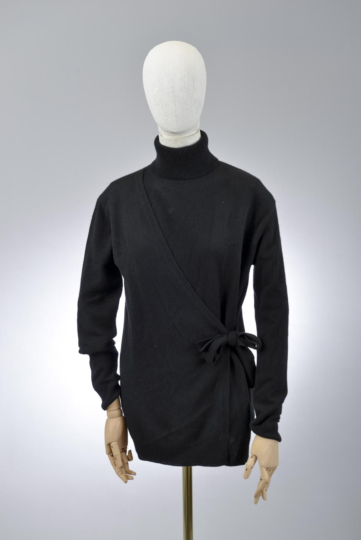 Null *尺寸XS DVF - Diane Von Fürstenberg

套装包括。

-长款羊毛和羊绒包裹的毛衣，型号为 "DVF Pomona"，纯黑&hellip;