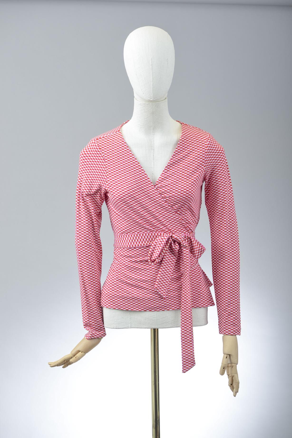 Null *尺寸XS DVF - Diane Von Fürstenberg

套装包括。

-Viscose针织罩衫，型号为 "DVF Phoena"，印有红&hellip;