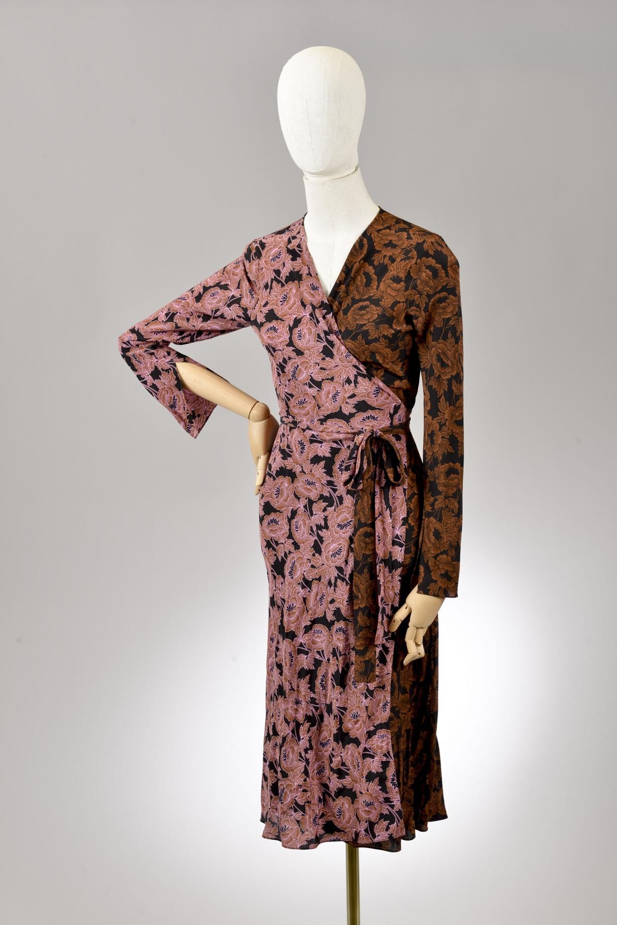 Null *Size XS DVF - Diane Von Fürstenberg

Set including:

-Silk wrap dress, Mod&hellip;