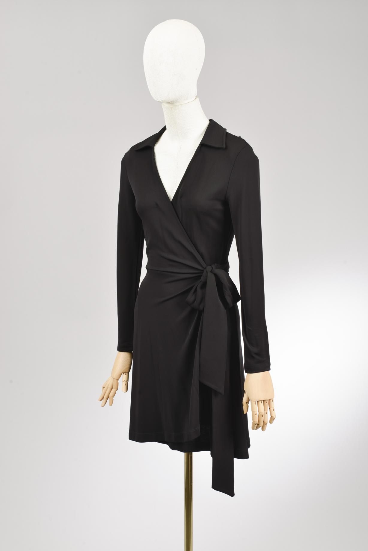 Null *尺寸XS DVF - Diane Von Fürstenberg

套装包括。

-弹性粘胶裹身裙，型号为 "T73 Short"，为纯黑色。尖领，&hellip;