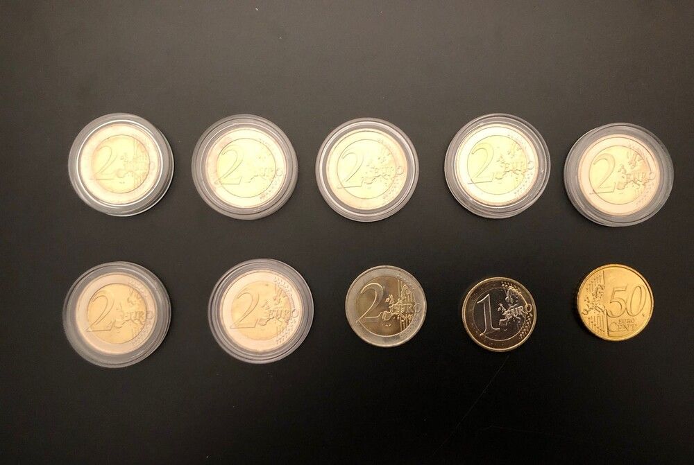 Null 
243枚来自不同国家的不同年份和类型的彩色2欧元纪念币。
奥地利、塞浦路斯、德国、希腊、爱尔兰、卢森堡、斯洛文尼亚、斯洛伐克。
法国、德国、斯洛文尼&hellip;