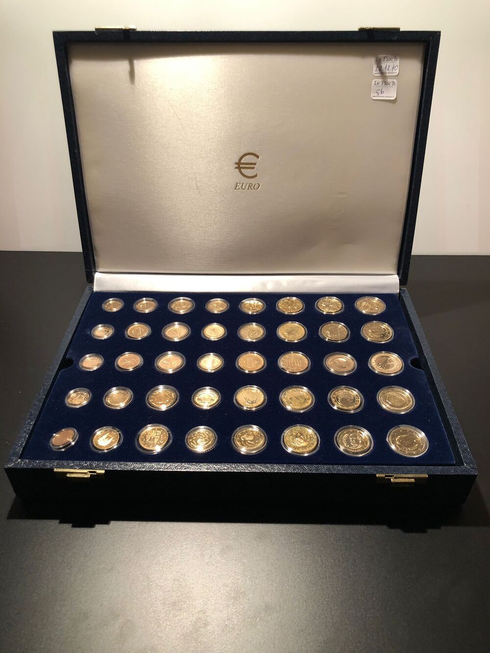 Null 
蓝色大盒（23x33x5.5厘米），包含完整的14个国家的系列出版物




2和1欧元，50，20，10，5，2，1欧元分币 




新币在发行&hellip;