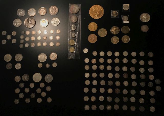 Null 
杂项 法国和国外 : 




一批来自不同国家的155枚银、镍和其他金属硬币。 




法国 




- 路易十五的银质令牌皇家库房 ; 

&hellip;