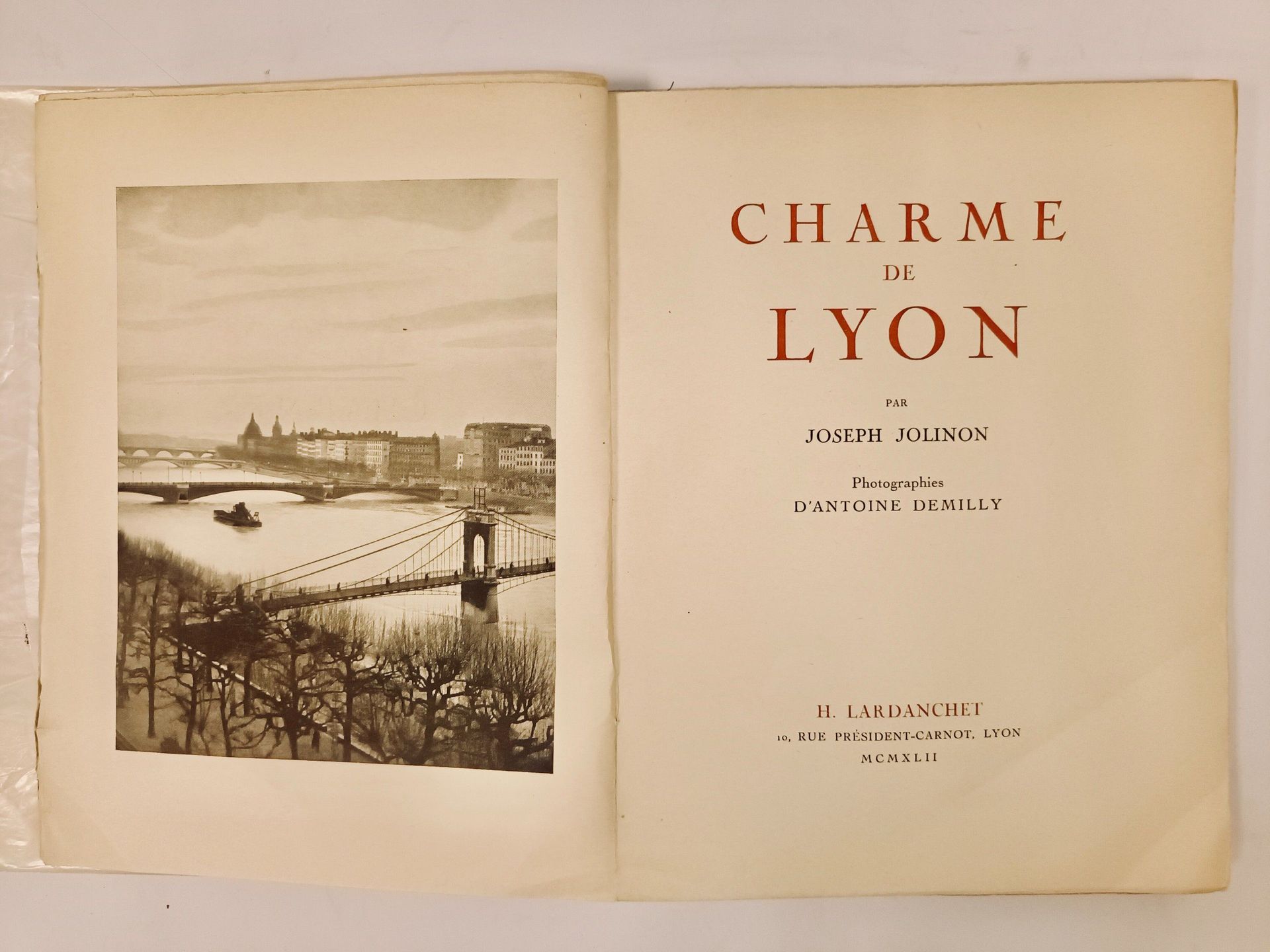 Null 
JOLINON (Joseph). Charme de Lyon. Photographies d'Antoine Demilly. Lyon, L&hellip;