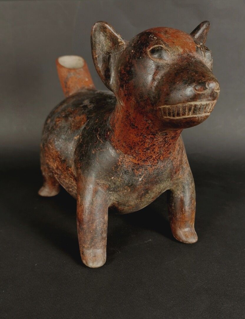 Null Ockerfarbener und brauner Terrakotta-Hund, der eine Vase bildet.

Mexiko, K&hellip;