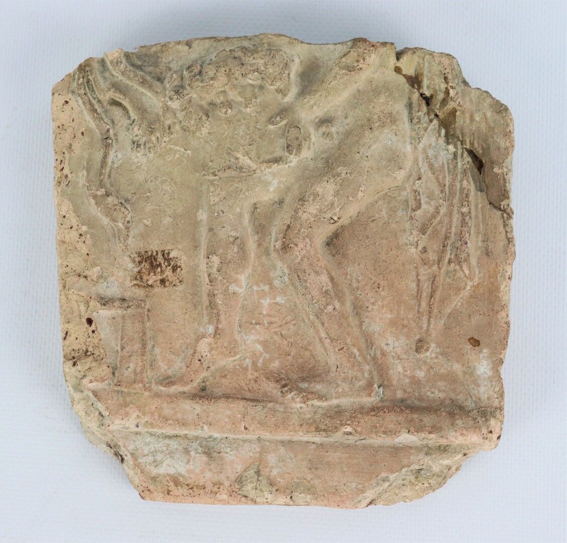 Null 伊特鲁里亚人的殡葬瓮的碎片。

高_15.8厘米，宽_15.8厘米