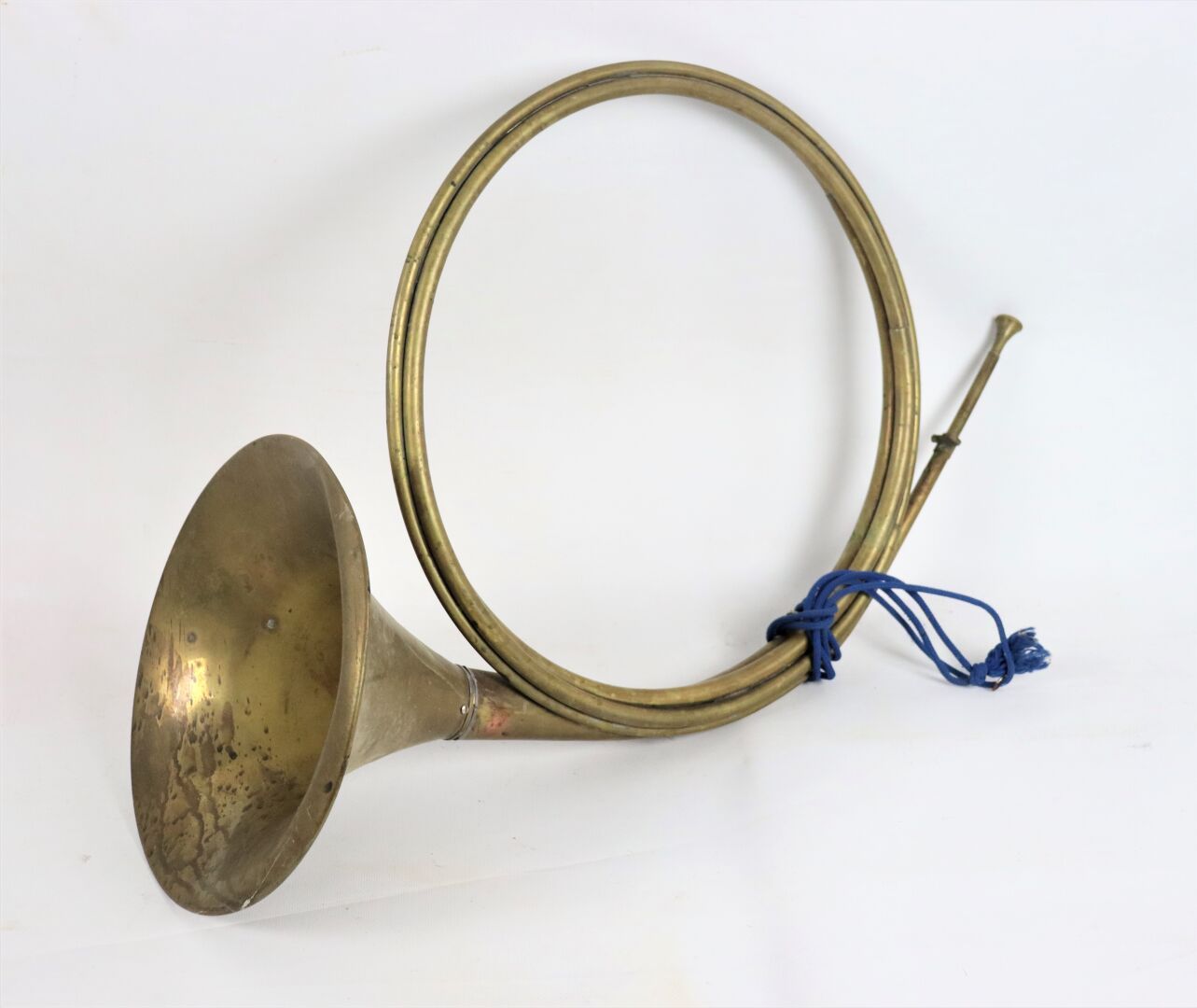 Null Brass hunting horn with three scrolls.

L_67 cm, slight deformations