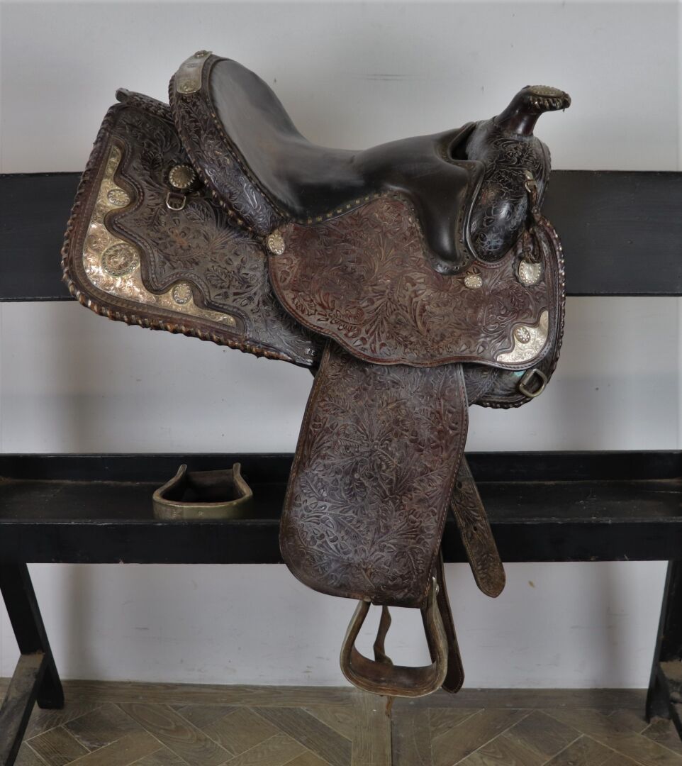 Null Selle de rodéo de cheval américaine en cuir et métal.

Riche décor de rince&hellip;