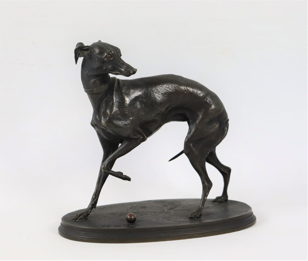 Null 皮埃尔-儒勒-梅内（1810-1879）。

灰狗，左前腿抬起。

青铜，带有棕色的铜锈。

高_16厘米