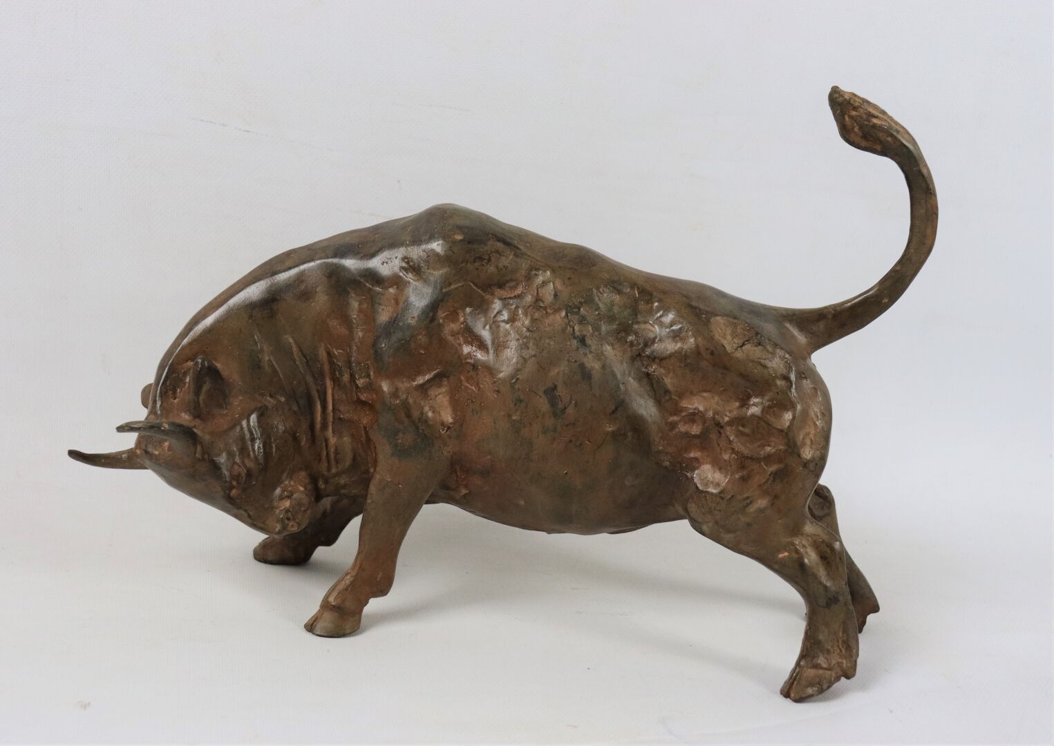 Null Pierre CHENET（活跃于20世纪）。

公牛。

古铜色的雕塑，有赤土的效果。

高_28厘米 L_37厘米