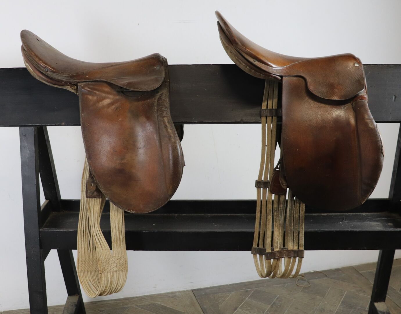 Null 
Reunion of two brown leather English saddles, with two belts. 




H_60 cm&hellip;