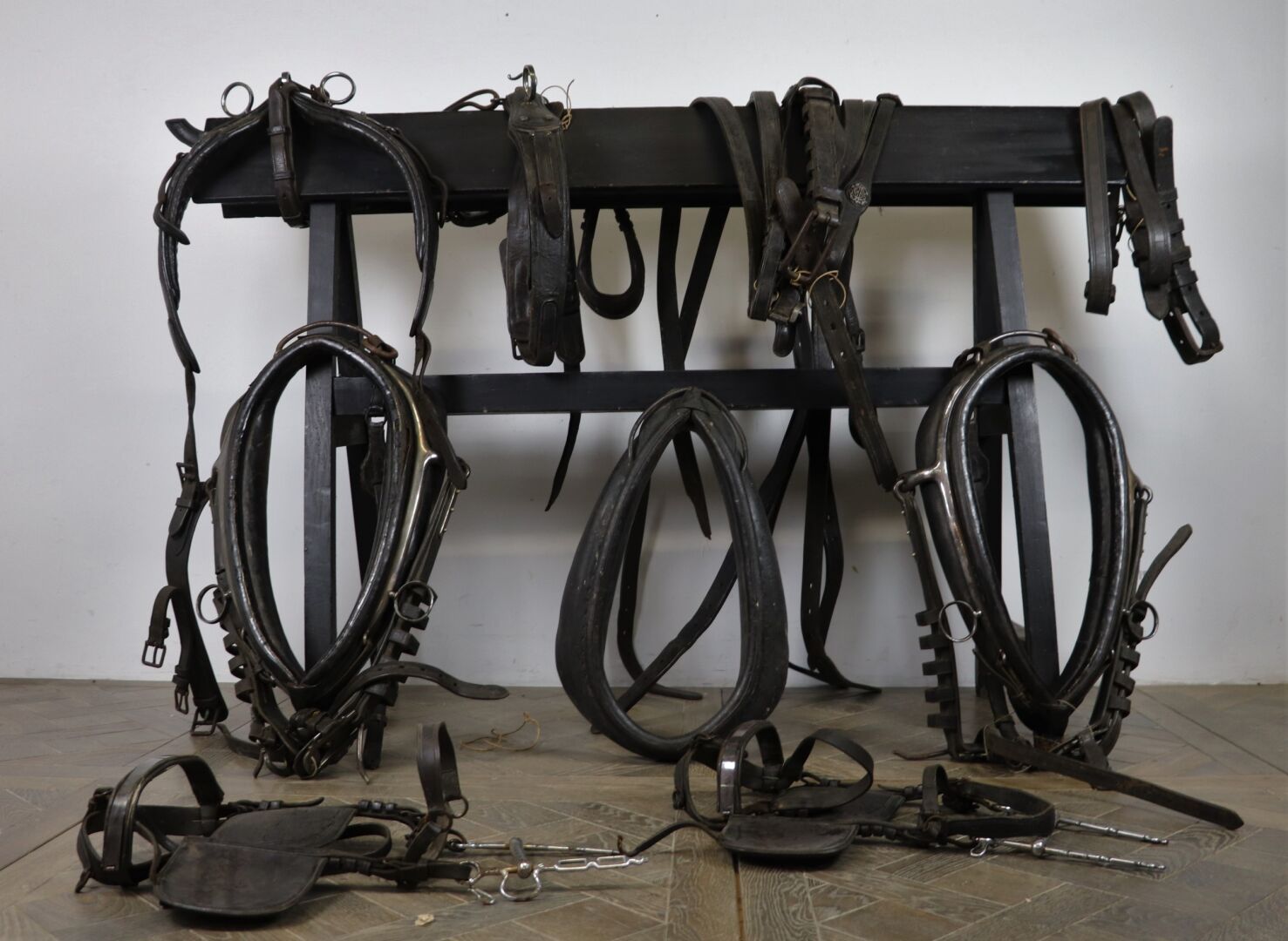 Null Meeting of horse harnessing elements for two in black leather including :

&hellip;
