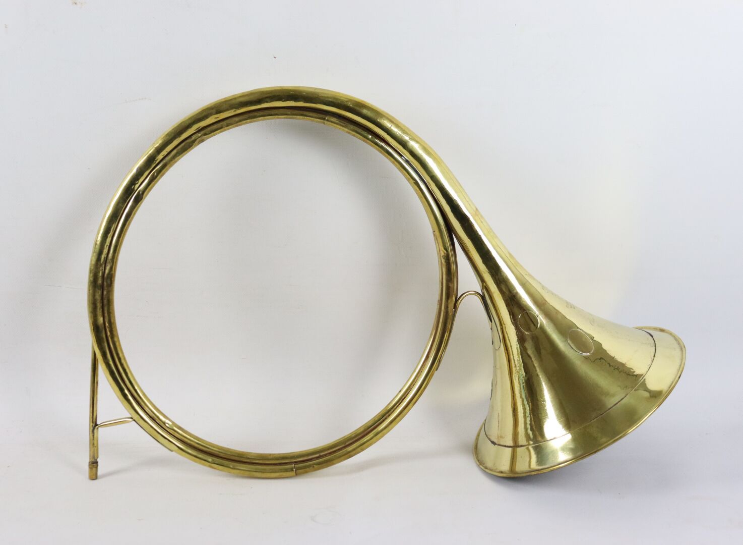 Null COUESNON and Co.

铜制狩猎号角。

标注：巴黎世界博览会，无奖，1900年。

雕刻着奥马尔-布斯克尔。

L_67厘米，缺失其口器
