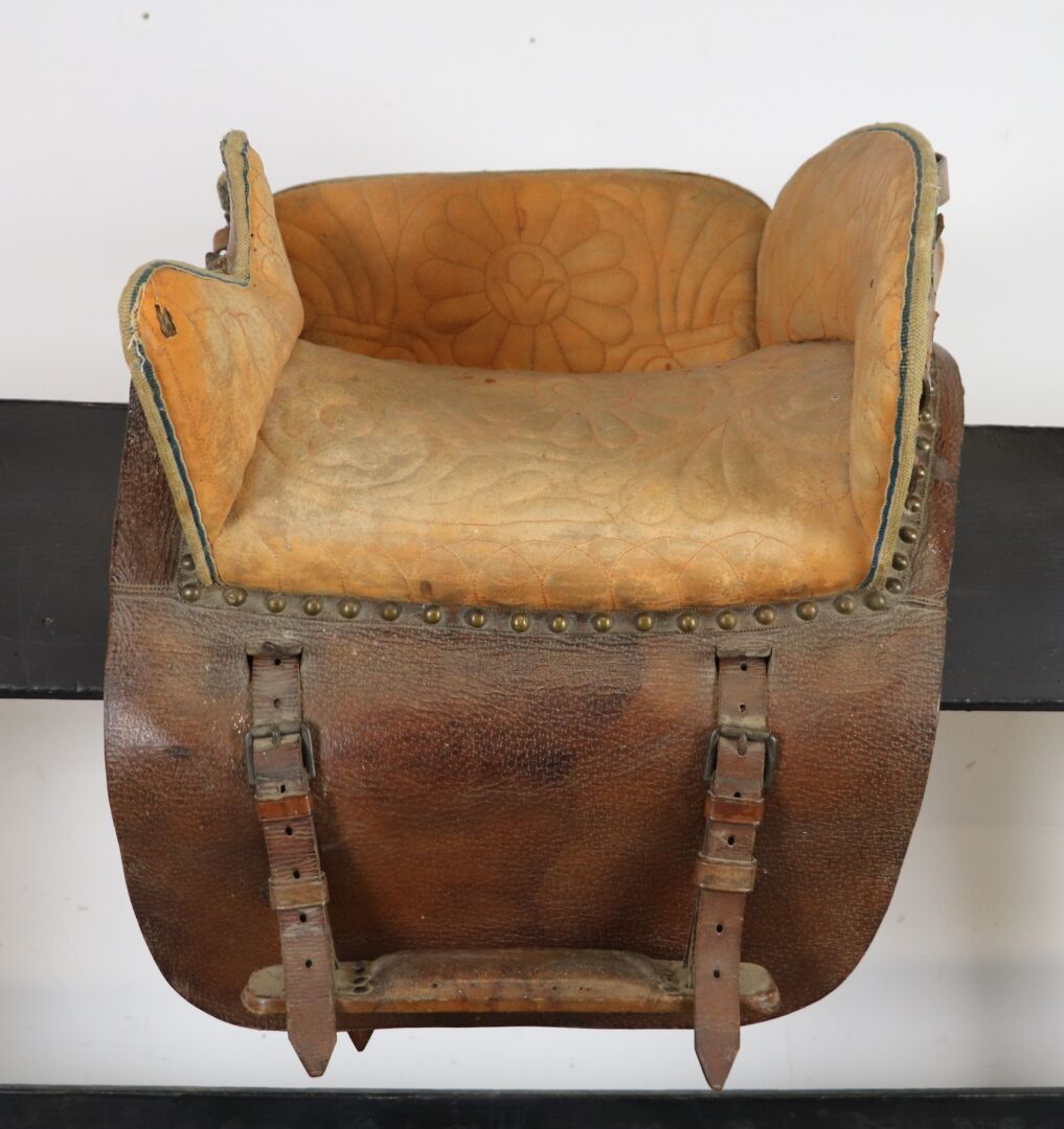 Null 中世纪的马鞍，有座位，棕色皮革和橙色织物。

高_50厘米，宽_53厘米，小事故