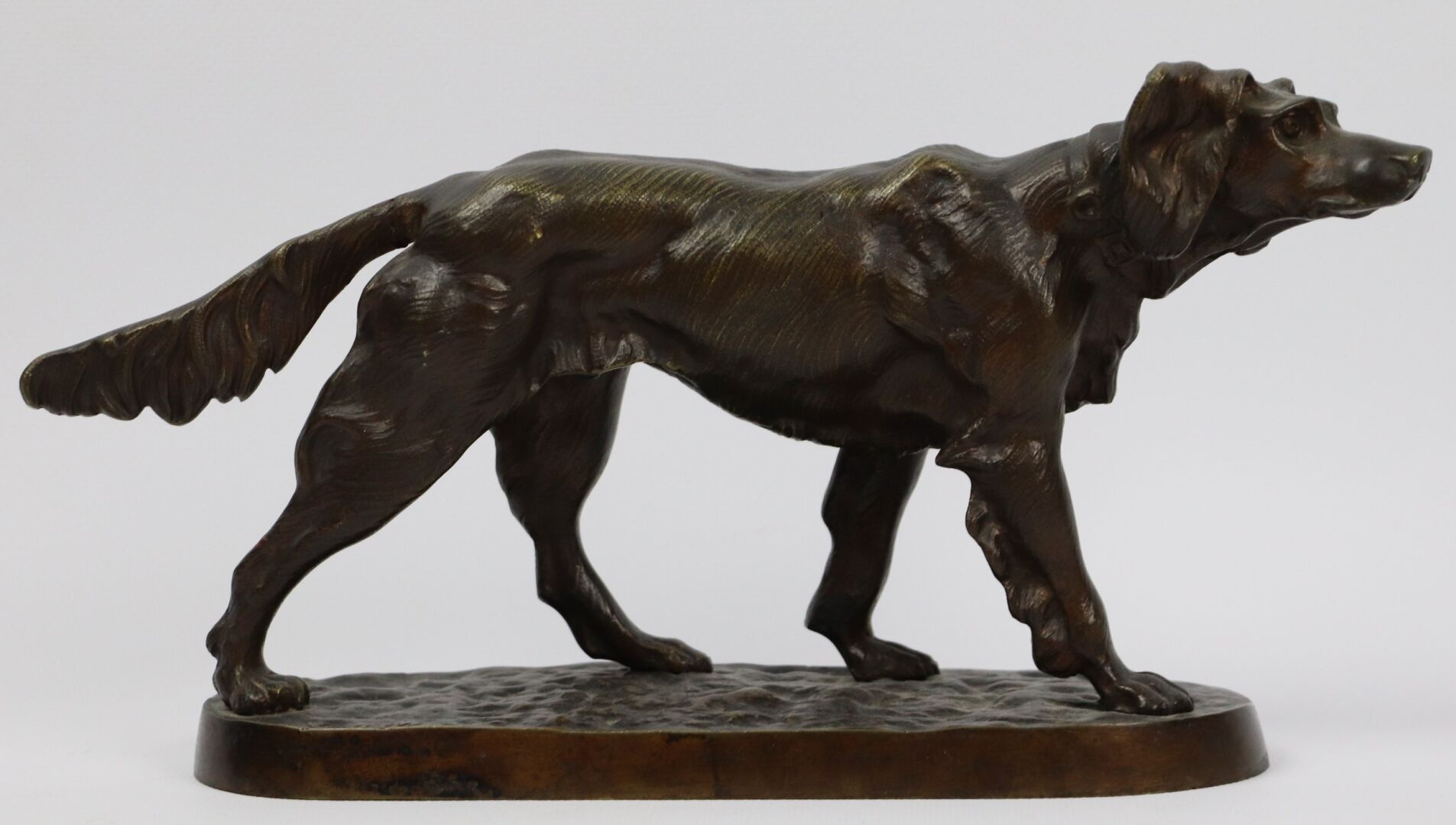 Null 皮埃尔-朱尔-梅内（1810-1879）。

休息中的猎犬。

棕色铜锈的青铜器，露台上有签名。

高_16 cm L_31,5 cm