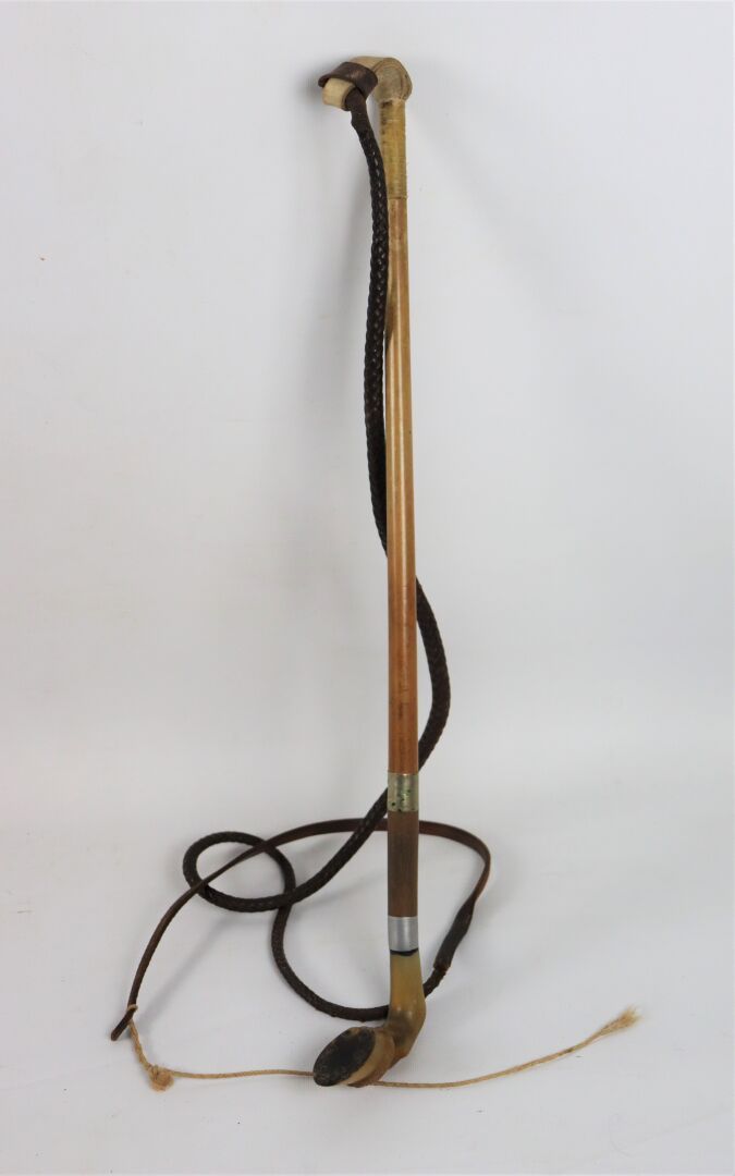 Null Whip of venery with horn handle with pommel sabot.

L_227 cm