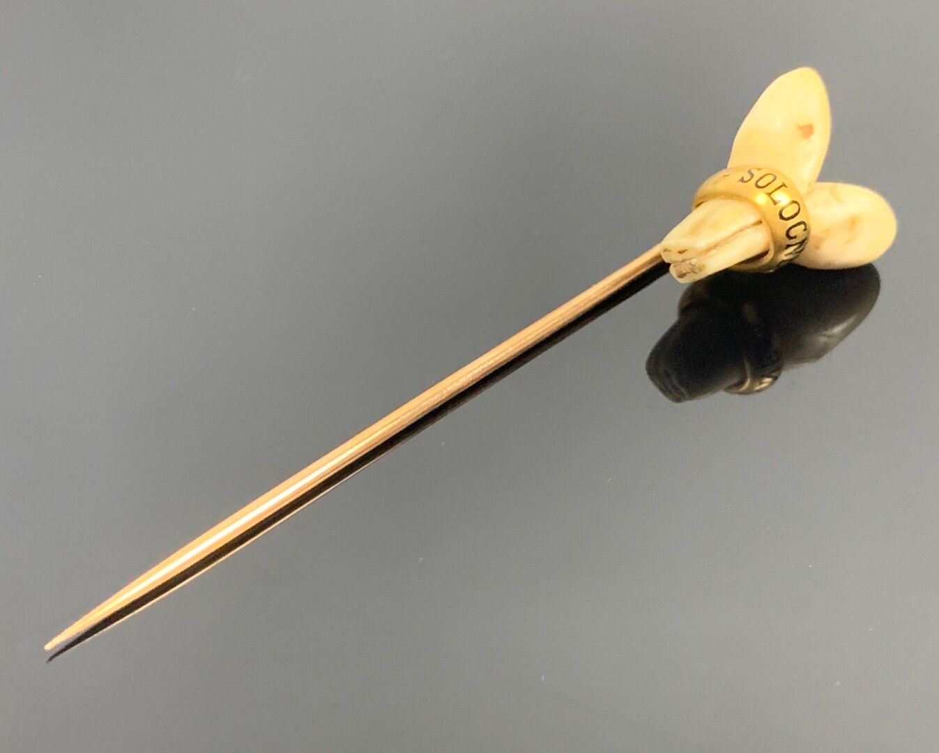 Null Venerie-Nadel aus Gelbgold mit Hirschhaken, graviert "Sologne".

L_7,8 cm.
&hellip;