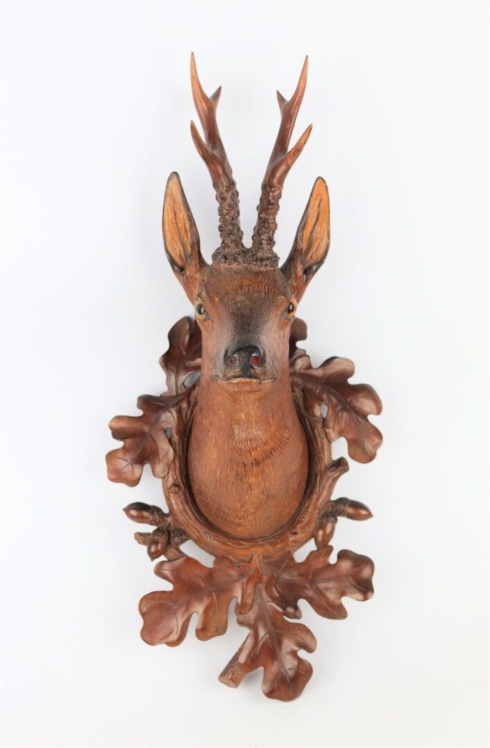 Null 雕刻的木制狩猎战利品，代表鹿头，框架上装饰着橡树叶和橡子。

黑森林作品，19世纪末，20世纪初。

高_51厘米
