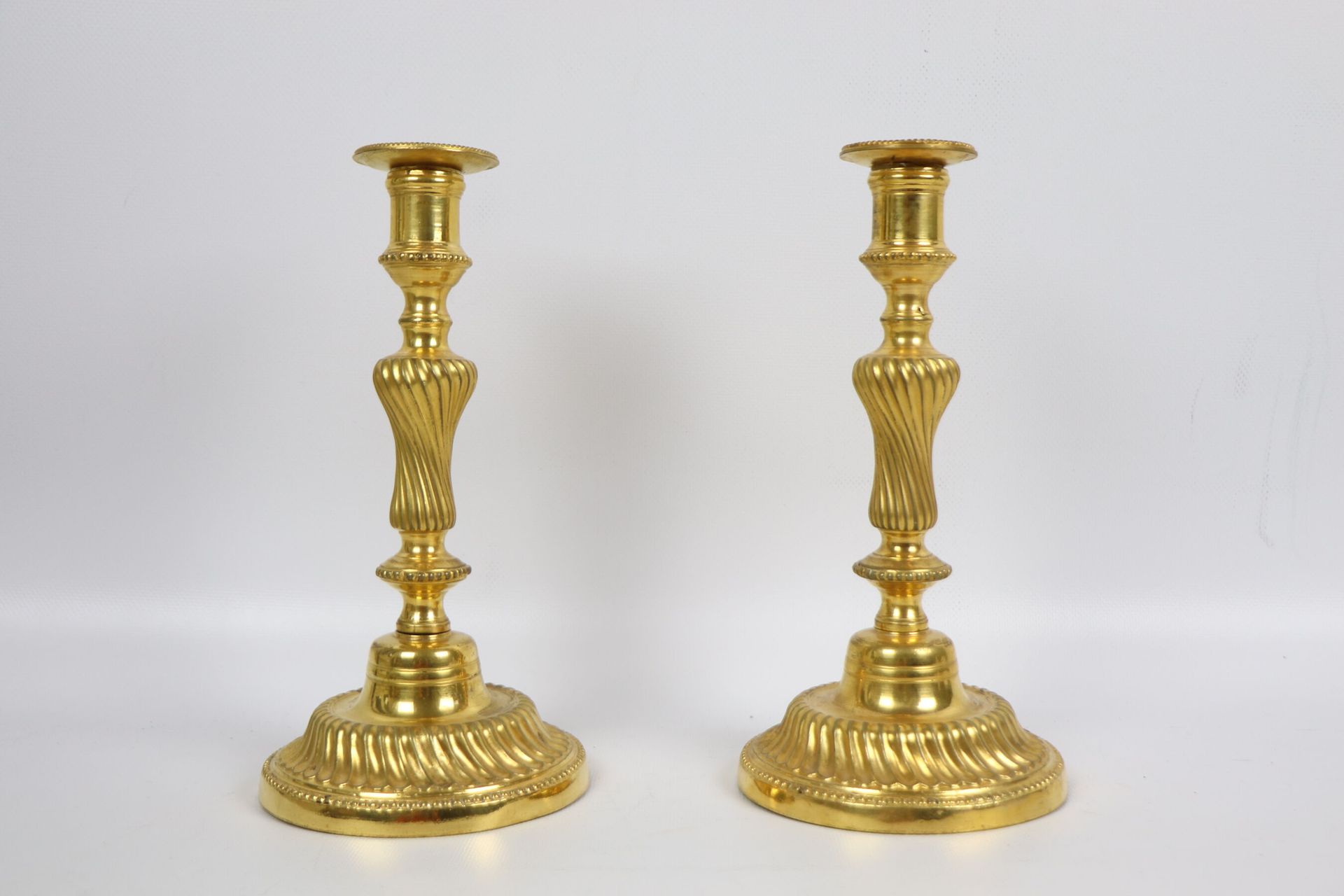 Null Paire de bougeoirs en bronze doré, à fût balustre torsadé.
XIXème siècle.
H&hellip;