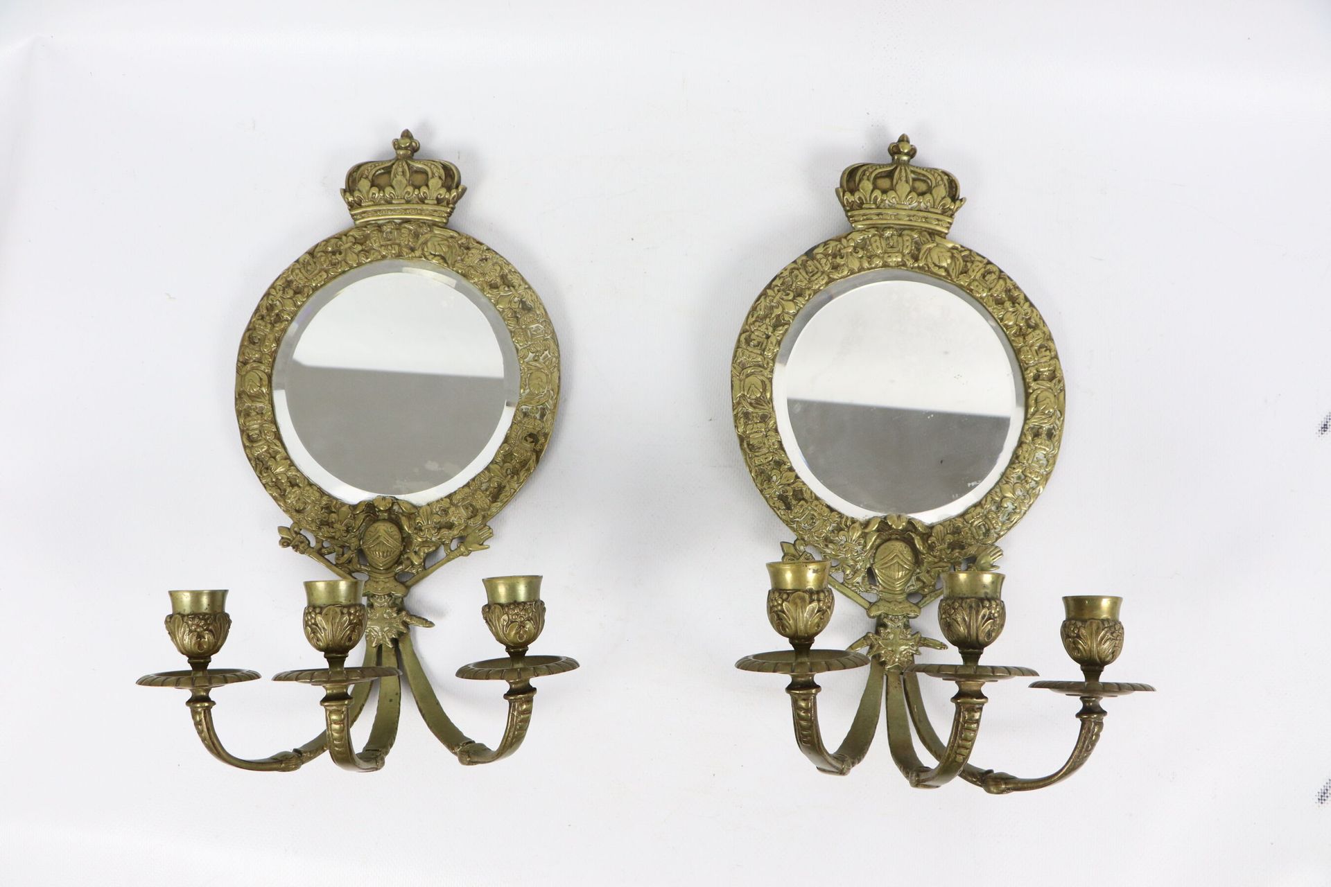 Null Paire de miroirs d'applique circulaires en bronze doré à décor monarchique &hellip;