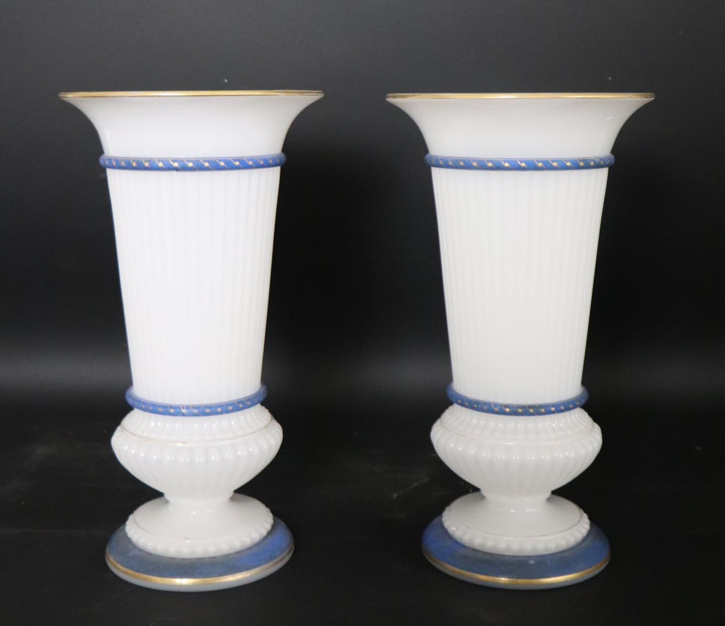 Null Paire de vases tronconiques en opaline blanche et rehauts bleus, à filets d&hellip;