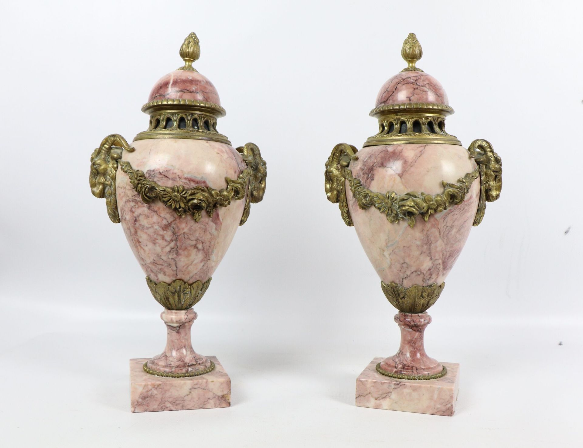 Null Paire de pots couverts en marbre rose, la monture en bronze doré à anses fo&hellip;