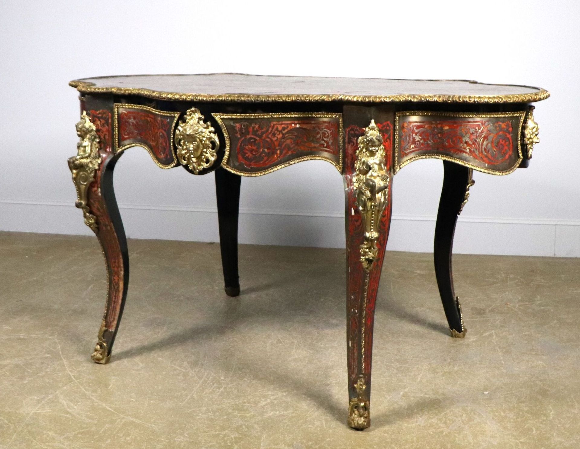 Null Table de milieu de forme mouvementée en bois noirci et marqueterie Boulle d&hellip;