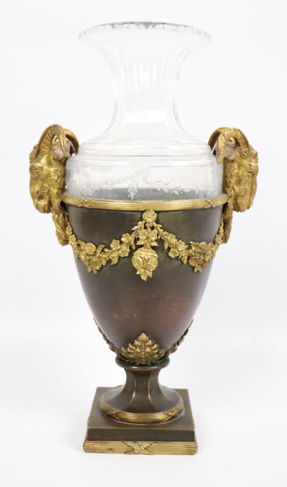 Null Vase de forme balustre en cristal taillé, la monture en tôle et bronze doré&hellip;
