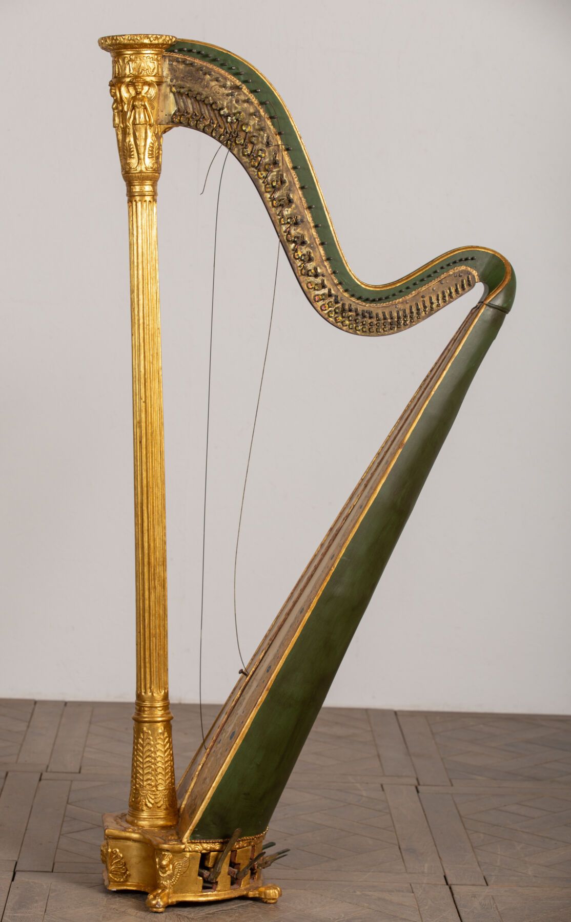 Null Emmanuel SERQUET, LONDON.
Harpe de salon en bois sculpté et doré à décor à &hellip;