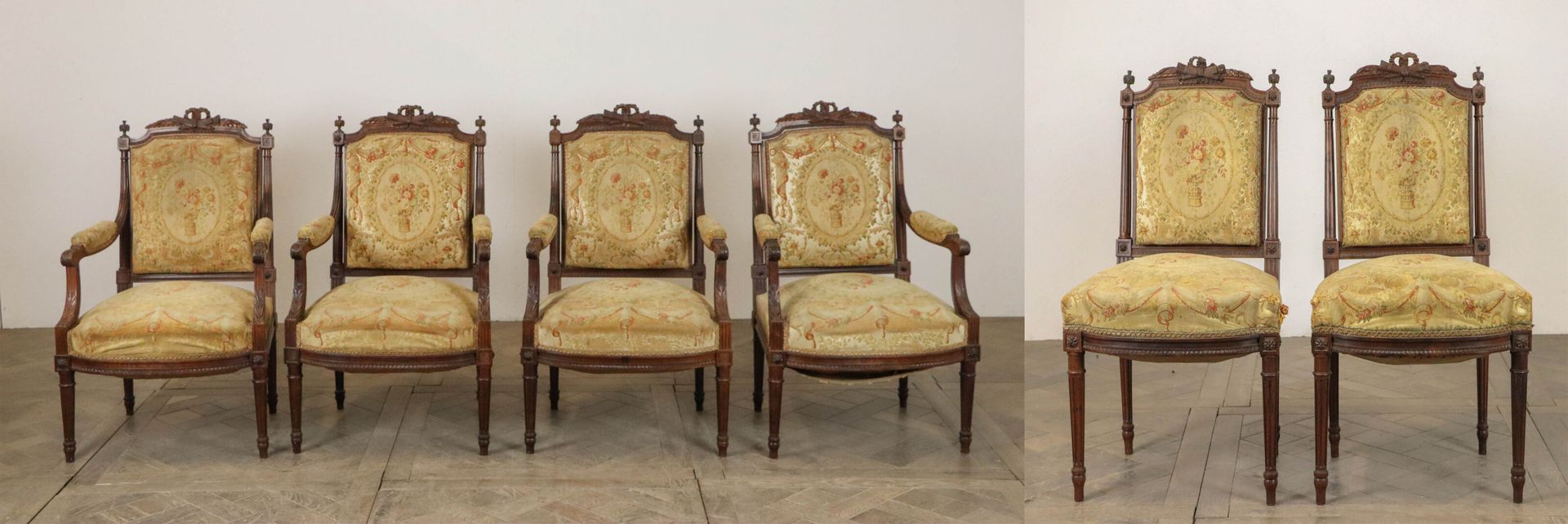 Null Salon en bois mouluré et sculpté comprenant quatre fauteuils et deux chaise&hellip;