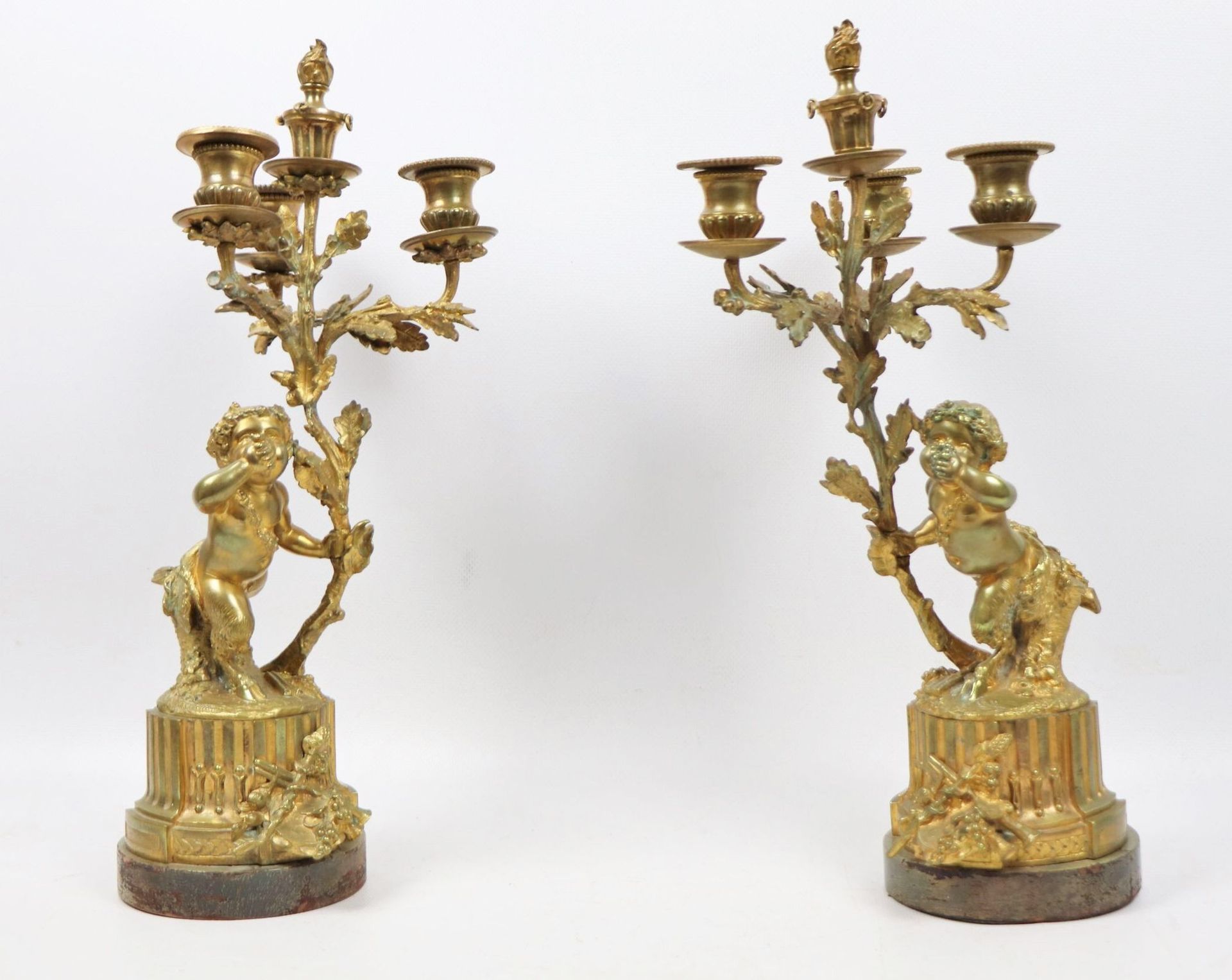 Null Paire de candélabres en bronze doré à quatre lumières, à décor de satyre te&hellip;