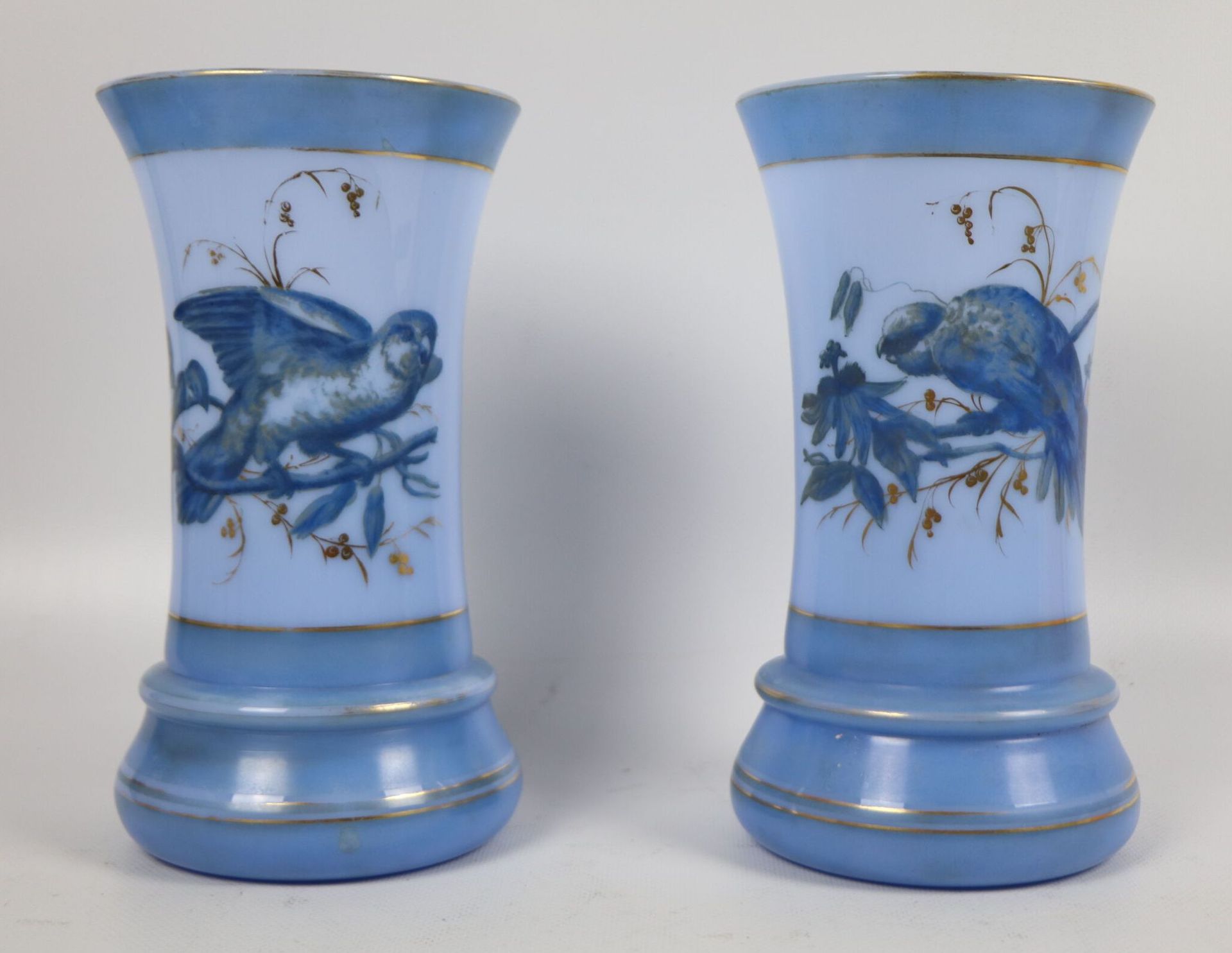 Null Paire de vases à col évasé en opaline à fond bleu nuancé, à décor d'oiseaux&hellip;